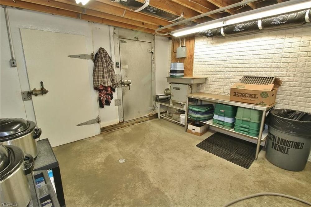Peachs Place : 121 E Main St, Crooksville, OH 43731